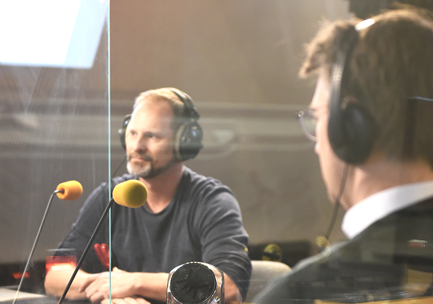 Dr. Yorck Rommelspacher und Dr. André Pascal Schulte bei der Produktion des Podcasts zu Rückenschmerzen
