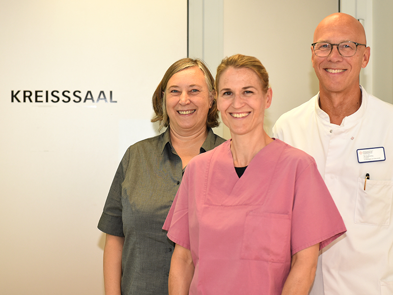 Prof. Dr. Jan Schmolling und Marzena Koprowski begrüßen Kirsten Jannicke (Mitte) als neue Kreißsaal-Leitung
