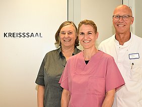 Prof. Dr. Jan Schmolling und Marzena Koprowski begrüßen Kirsten Jannicke (Mitte) als neue Kreißsaal-Leitung