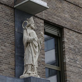 Augustinus-Figur schmückt Fassade des Krankenhaus-Neubaus