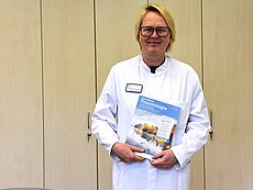 PD Dr. Urte Sommerwerck mit einem Exemplar der Zeitschrift für Pneumologie