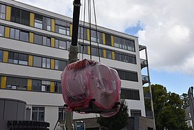 Der neue MRT wird mit einem Krank an seinen Bestimmungsort gehoben
