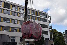 Der neue MRT wird mit einem Krank an seinen Bestimmungsort gehoben