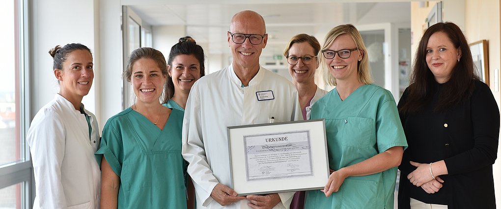 Rezertifizierung Endometriosezentrum Krankenhaus der Augustinerinnen Das Team des Endometriosezentrums im Severinsklösterchen präsentiert das Zertifikat