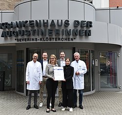 Die Betriebsleitung des Krankenhauses präsentiert das KTQ-Zertifikat