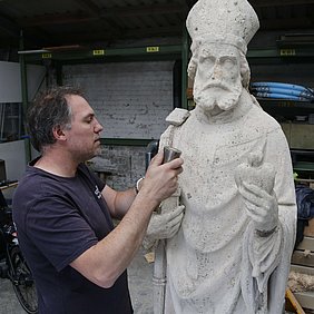 Statue vom Heiligen Augustinus in der Werkstatt von Bruno Piek