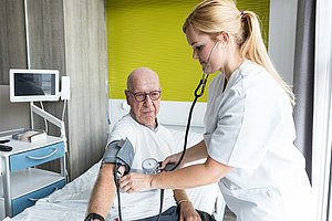 Blutdruck messen: Pflegeschülerin mit Blutdruckmessgerät