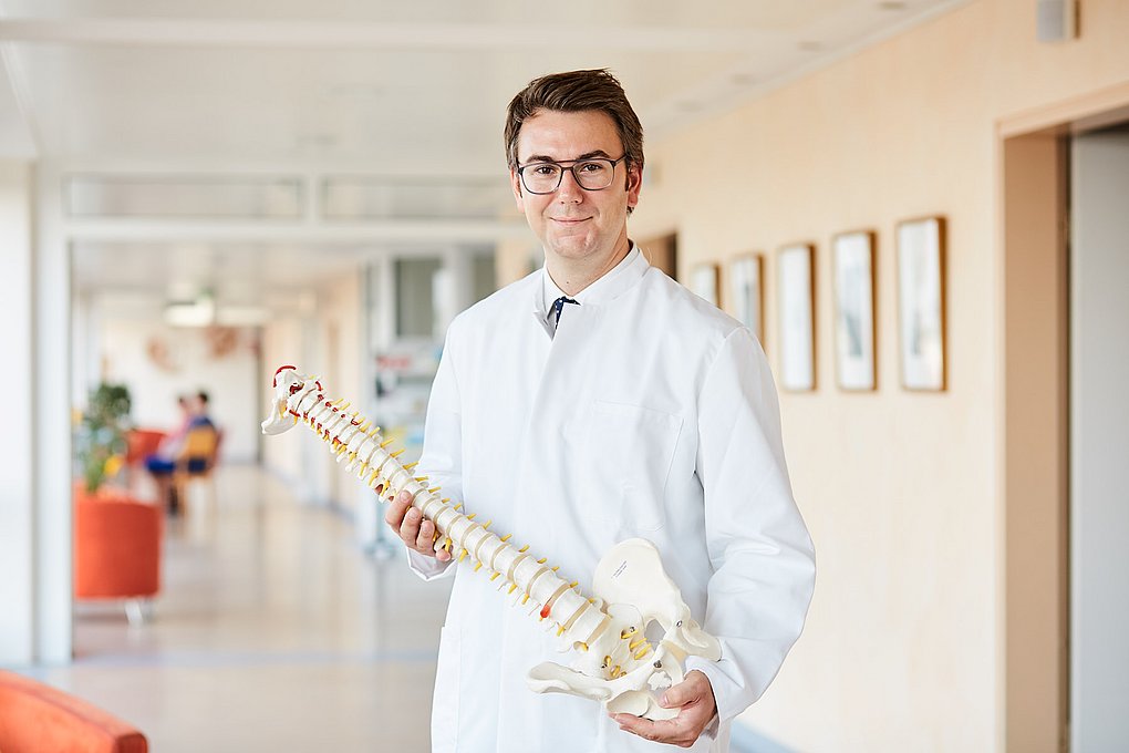 Chefarzt_Wirbelsaeulenchirurgie_Severinskloesterchen_Koeln_Dr.Rommelspacher.jpg Chefarzt_Wirbelsaeulenchirurgie_Severinskloesterchen_Koeln_Dr.Rommelspacher.jpg
