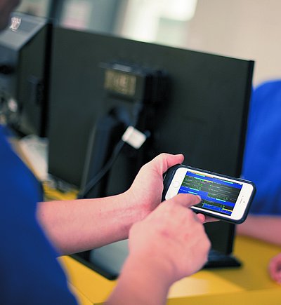 Pflegekräfte mit Smartphone und Computer