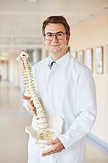 10_KHAUG_NEWS_01102018_Wirbelsaeulenchirurgie_YorckRommelspacher_25092018.jpg