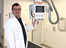 Dr. Frank Schellhammer präsentiert das neue Röntgengerät