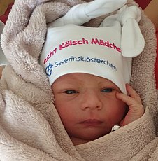 Neujahrsbaby Maya mit Mütze aus dem Severinsklösterchen